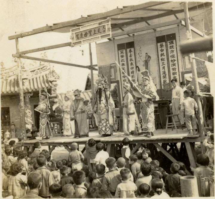 In this picture from the 1960s, the Li Chuen Yuan Beiguan club assists the Fengniyuan opera company of Dajia, Taichung in staging a performance at a Dajia Mazu procession. (courtesy of Li Chuen Yuan)