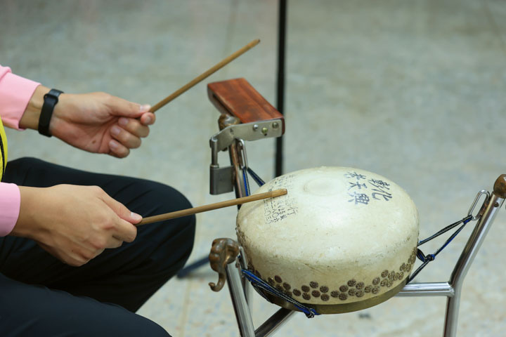 This drum, known variously as beigu, bangu, dagu, and toushougu, is a lead instrument that starts all operas or songs and sets the rhythm for the other performers to follow.