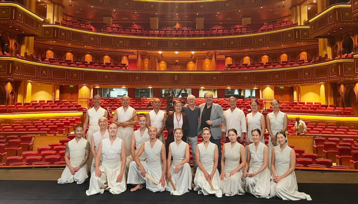 優人神鼓在創辦人劉若瑀（後排左4）帶領下，17、18日以作品「時間之外」受邀在阿曼蘇丹國馬斯喀特皇家歌劇院演出，這也是台灣表演藝術團隊首次在皇家歌劇院演出。（優人神鼓提供）
