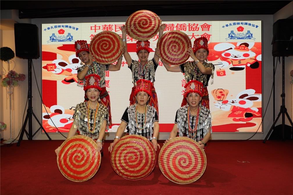 緬甸克欽族潑水節舞蹈表演。
