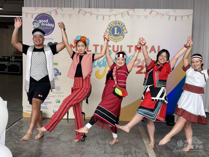 世華墨爾本分會及墨爾本大學學生會幹部同學身著我國原住民服飾，載歌載舞呈現臺灣原住民族文化