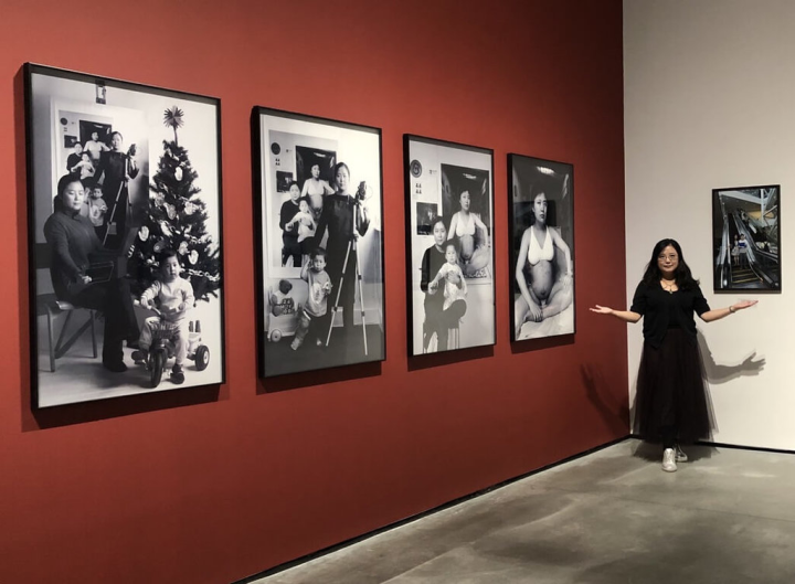 藝術家汪曉青作品「母親如同創造者」受邀參加國際攝影藝術經紀協會主辦的2023年紐約攝影博覽會，時隔2年半再次於紐約展出。（駐紐約台北文化中心提供）