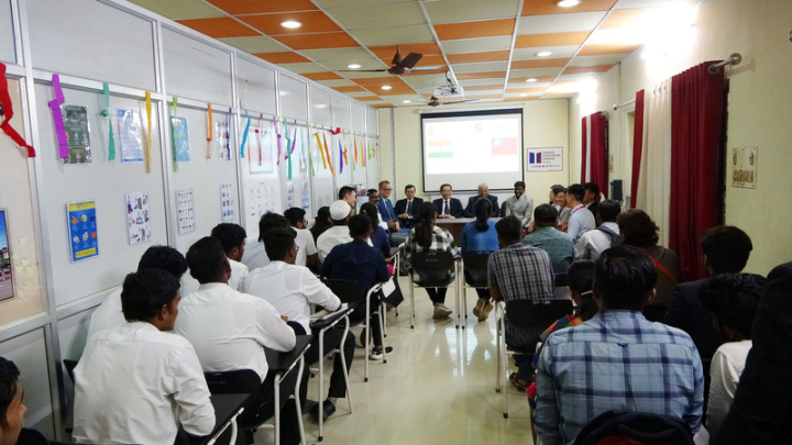 教育部在印度維爾克特科技大學設立的台灣教育中心27日續約。儀式結束後，駐印度代表葛葆萱一行在教室內與華語生互動。