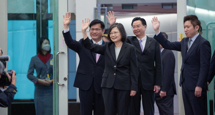 President Tsai waves to people who come to see her off at Taoyuan International Airport. 