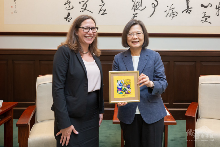 President Tsai Ing-wen met with American Institute in Taiwan (AIT) Chairperson Laura Rosenberger.