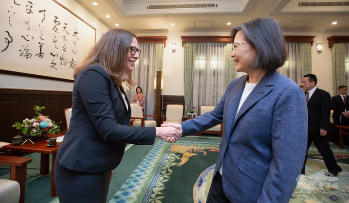 President Tsai exchanges views with American Institute in Taiwan (AIT) Chairperson Laura Rosenberger.