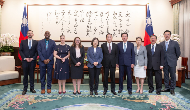 President Tsai takes a group photo with a delegation led by American Institute in Taiwan (AIT) Chairperson Laura Rosenberger.