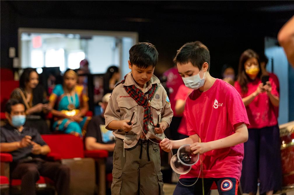 Instructing diabolo to children.