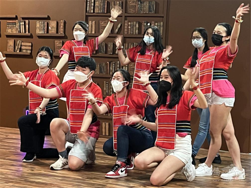 Presenting Taiwan's indigenous dance.