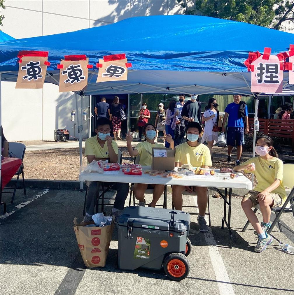 Assisting the food stand in the Taiwanese Night Market.