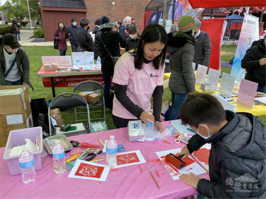 Guiding children to make Taiwanese rubbing art.