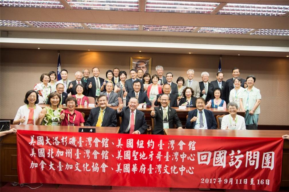 Chia-chyuan Su, the President of the Legislative Yuan, met the members of the delegations, accompanied by Dr. Hsin-Hsing Wu, the Minister of OCAC,photographed at the Legislative Yuan, R.O.C.(Taiwan).