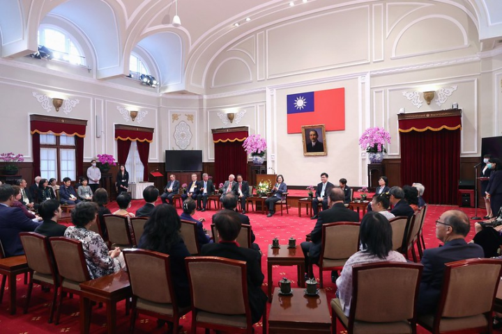 總統接見「2023年羅省中華會館回國訪問團」