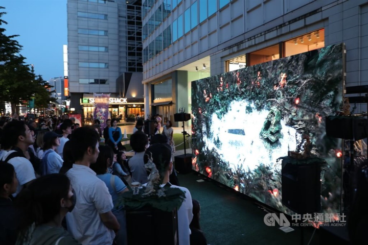 Visitors to the Roppongi Art Night in Tokyo watch Taiwanese artist Zhang Xu Zhan's "Compound Eyes of Tropical" Saturday evening.