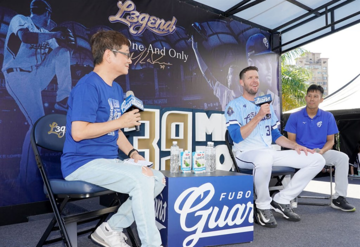 Fubon Guardians' pitcher Mike Loree (center) attends a seminar held at New Taipei's Xinzhuang Baseball Stadium on Sunday for his autobiography published on May 10. 