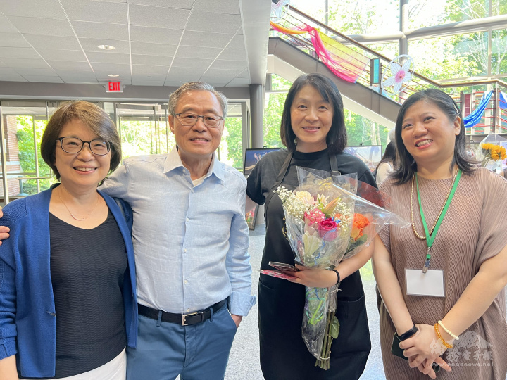 中華民俗藝術工作坊副團長吳宇懷(右二)感謝大力贊助該機構的牙醫師Lili Lin (左一)，Rong-Jang Wu (左二)等人。