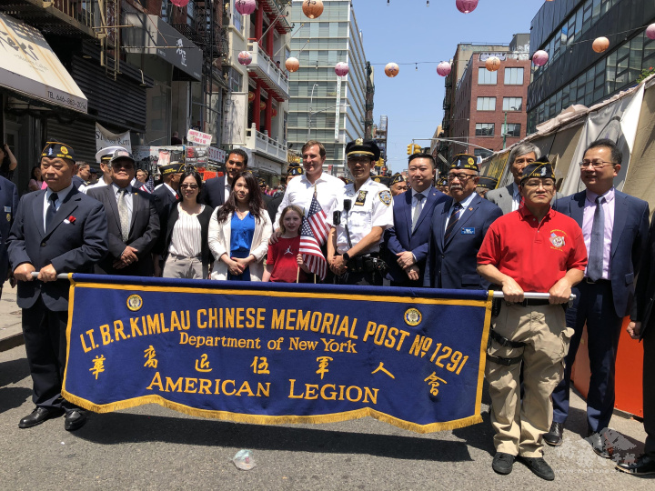 紐約華裔美國退伍軍人會於美國國殤日當天，在曼哈頓華埠舉辦遊行，共同悼念投身二戰的在美華人