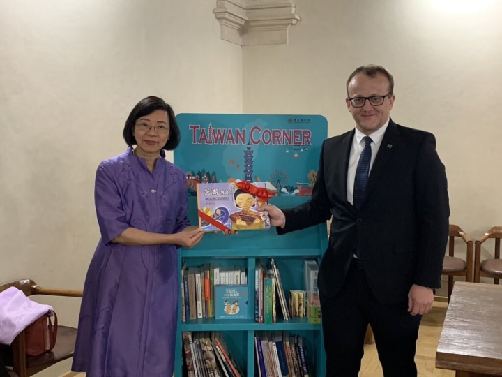 National Central Library Director-General Tseng Shu-hsien (left) hands over one of the donated book to Czech National Library General Director Tomáš Foltýn in Prague on Thursday. Photo courtesy of National Central Library June 2, 2023
