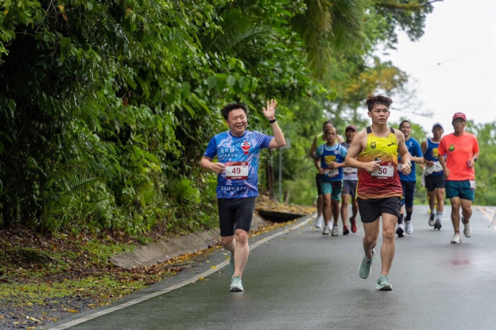 Chao Tien-lin (left), a legislator of the Democratic Progressive Party, participates in the Belau Omal Marathon in Palau Sunday. Photo courtesy of MOFA
