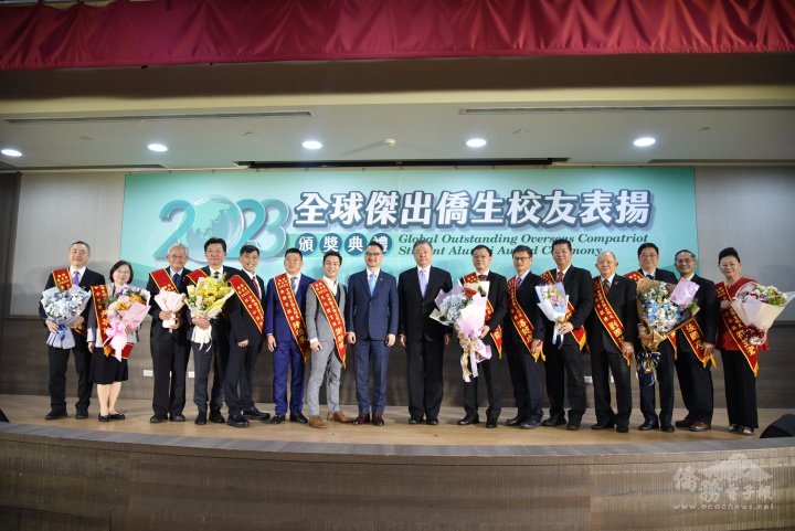 全球傑出僑生校友頒奬典禮，阮昭雄（中左）、呂元榮（中右）與得奬人合影