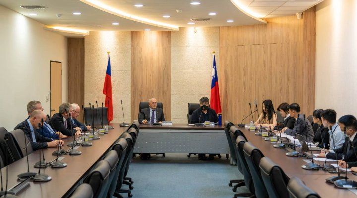 Deputy Minister Lee Met with Delegation of the Irish Parliamentary Friendship Association to Share Taiwan's Experience in Promoting Digital Development and Cybersecurity