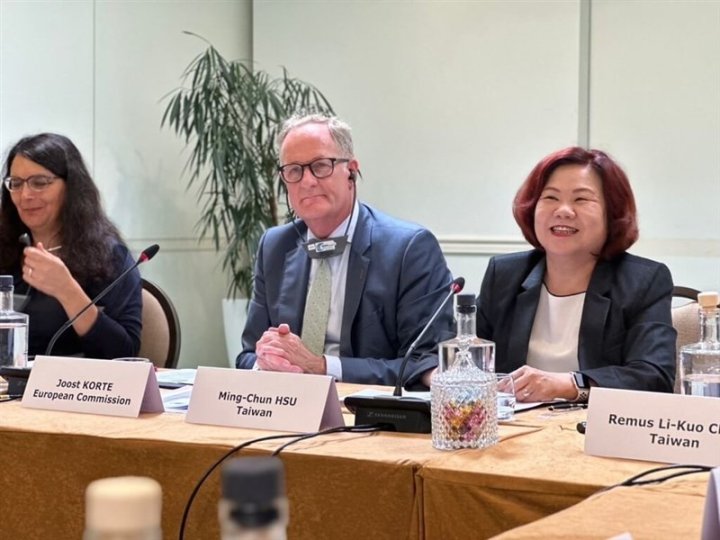 Taiwan's Minister of Labor Hsu Ming-chun (right) attends the fifth Taiwan-EU Labor Consultation alongside Joost Korte (center), head of the European Commission's Directorate-General for Employment, Social Affairs and Inclusion. Photo courtesy of the Ministry of Labor