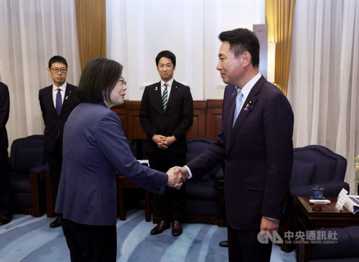 President Tsai Ing-wen (front, left) shakes hands with former Japanese Foreign Minister Maehara Seiji, who led the 11-member Japanese delegation, at the Presidential Office in Taipei Monday. July 3, 2023