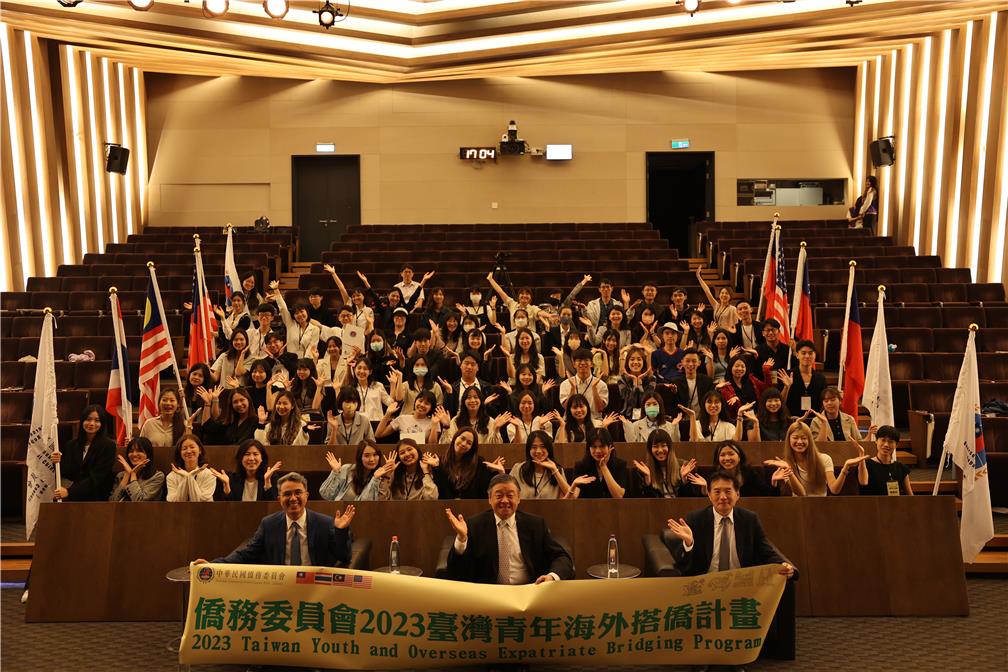 呂副委員長(前中)及實踐大學郭壽旺副校長(前左)於結業式與全體學員合影。