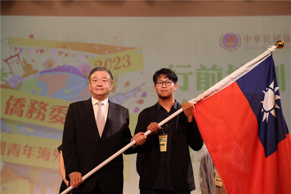 呂副委員長頒授我國國旗。