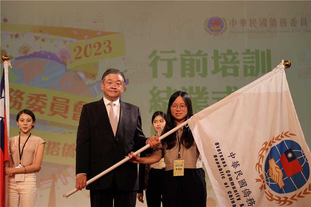 呂副委員長頒授本會會旗。