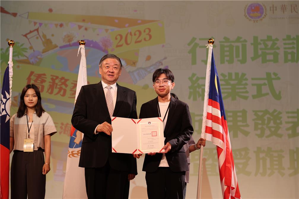 呂副委員長頒授參訓證書。