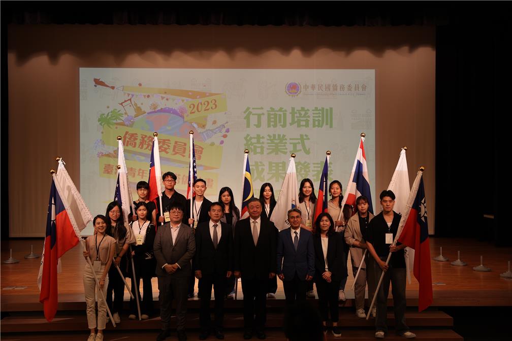 呂副委員長(前中)及郭副校長(前右3)於結業式與接旗代表合影。