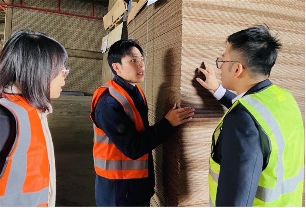 赴青商企業參訪提供諮商服務。