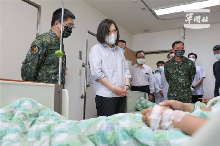 President Tsai Ing-wen (second left) visits injured servicemen at the Tri-Service General Hospital on Tuesday. Photo courtesy of Military News Agency