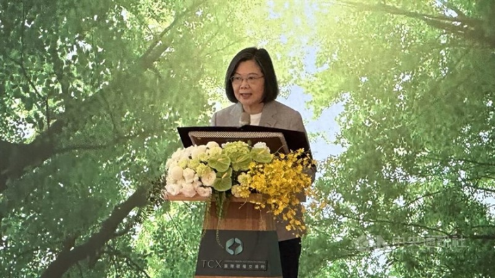 President Tsai Ing-wen (蔡英文) speaks during the opening ceremony of Taiwan Carbon Exchange in Kaohsiung.