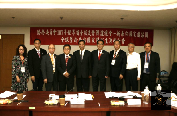 Ko Chien-chih (5th on left,) Chang Liang-min (2nd on left,) Han Pao-Ting (4th on left), Lee Ser-chong (4th on right pictured with World Federation of Taiwan Alumni Associations officials