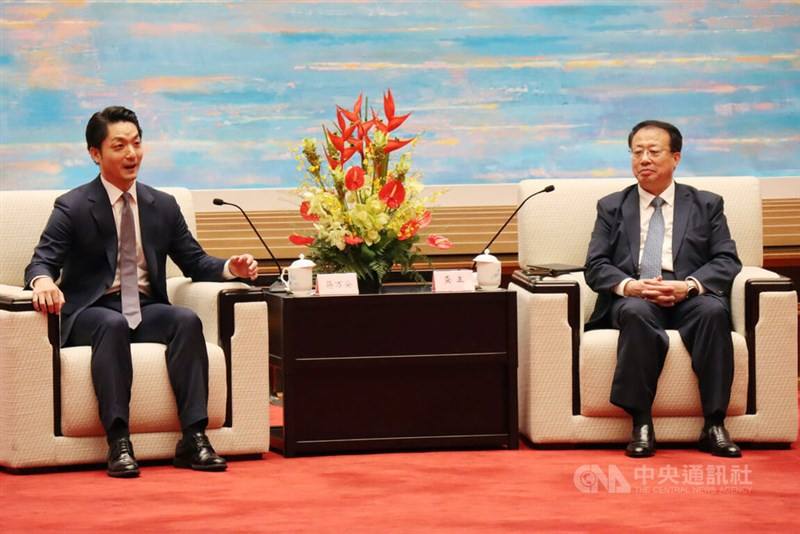 Taipei Mayor Chiang Wan-an (left) and Shanghai Mayor Gong Zheng meet on the sidelines of the annual Taipei-Shanghai forum in Shanghai on Tuesday. CNA photo Aug. 29, 2023