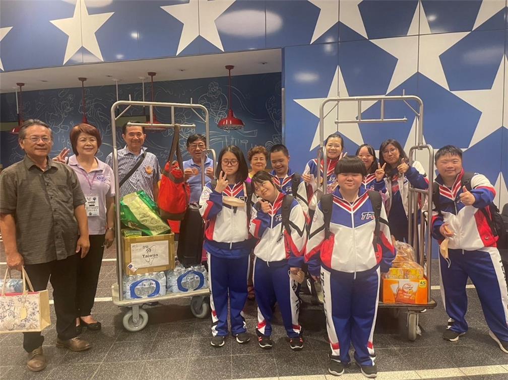 僑務諮詢委員王成章、僑務顧問高健智、佛羅里達急難救助協會會長梁桂台、大奧蘭多台灣商會會長周皇任、僑務促進委員林哲光等僑領至機場接機。