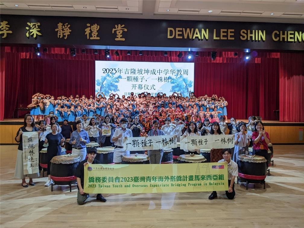 拜訪吉隆坡坤成獨立中學。