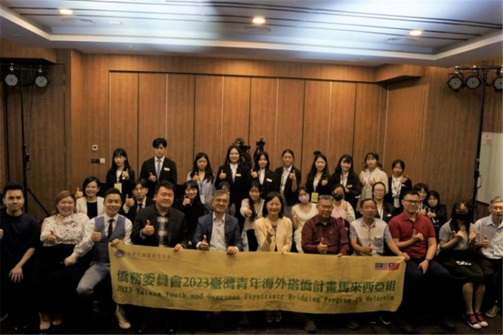 參加傑出僑生校友座談會。