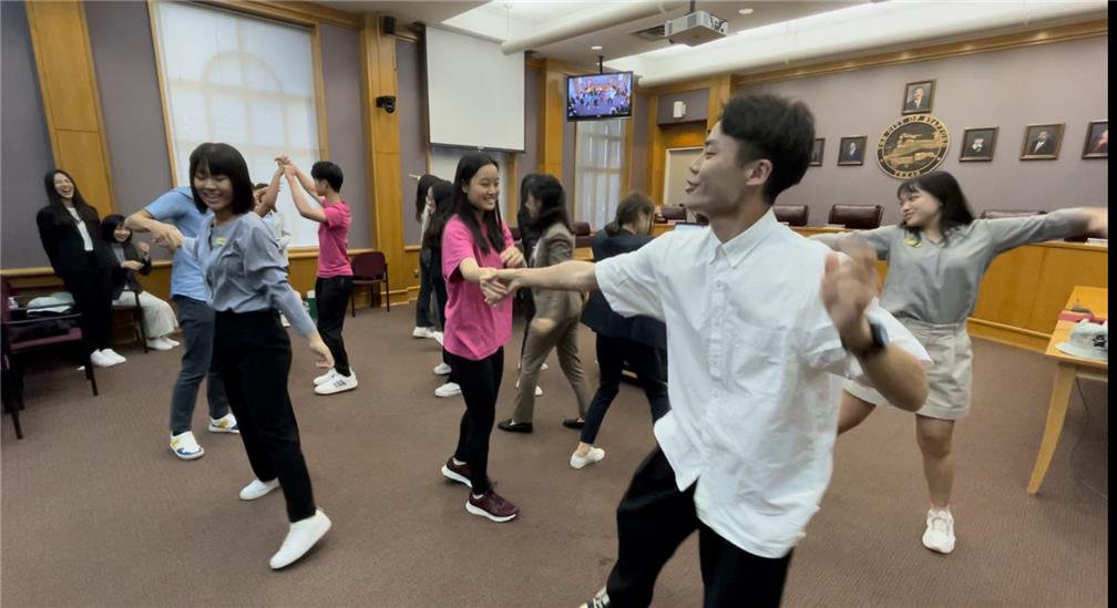 參訪德州斯坦福市時進行音樂劇表演。