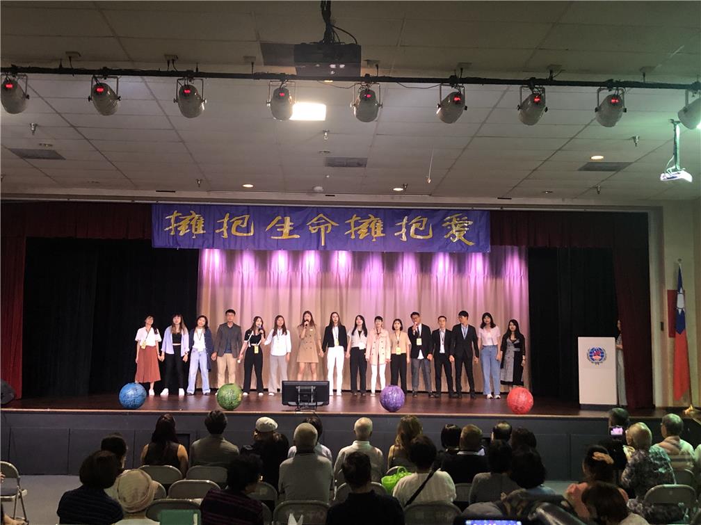 參加擁抱生命擁抱愛慈善活動並進行音樂劇表演。