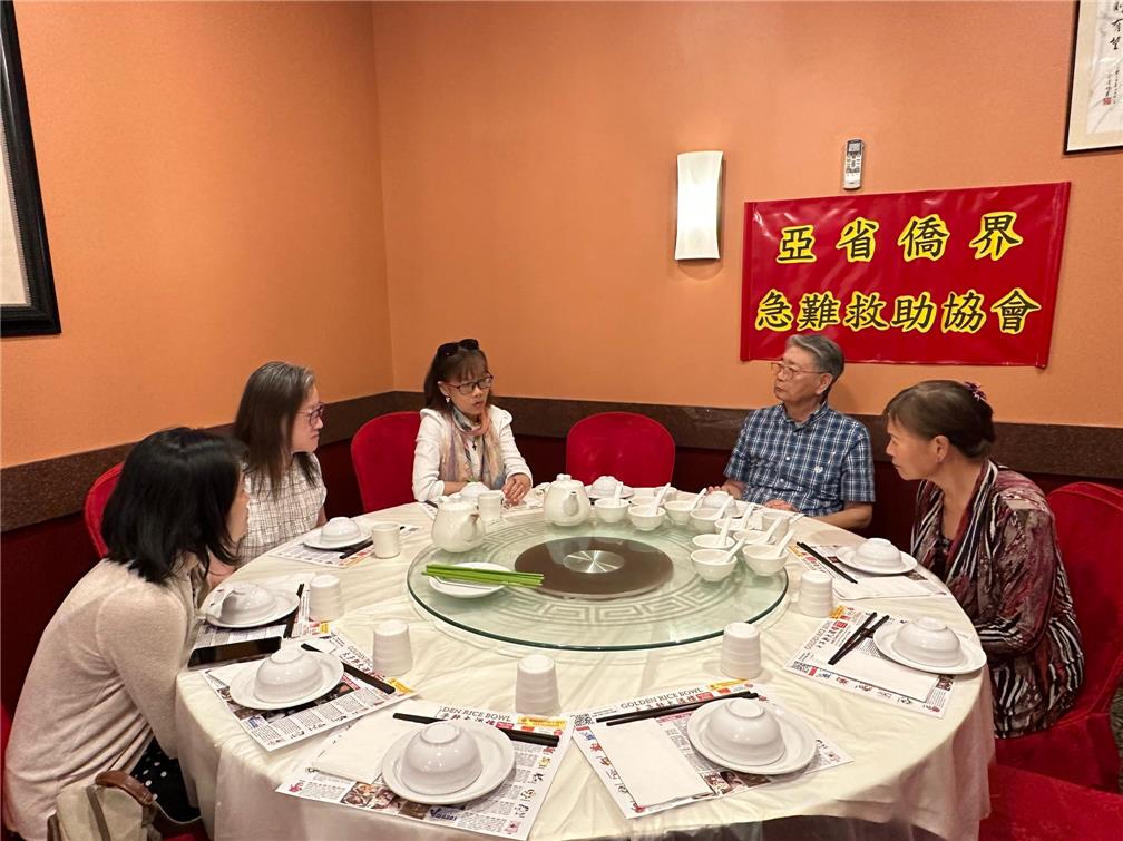 亞省僑界急難救助協會會長許平宗僑務諮詢委員(右2)主持該會幹部會議，席間駐溫哥華辦事處僑務組組長陳碧蓮(左3)就會務推動與該會會員交換意見。