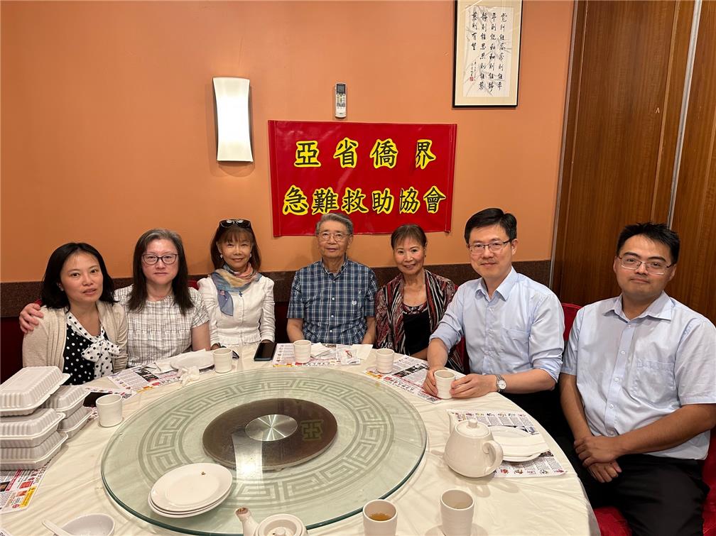 亞省僑界急難救助協會會長許平宗僑務諮詢委員(中)與幹部與於會議後與駐溫哥華辦事處僑務組組長陳碧蓮(左3)、秘書黃慶育(右2)合影。