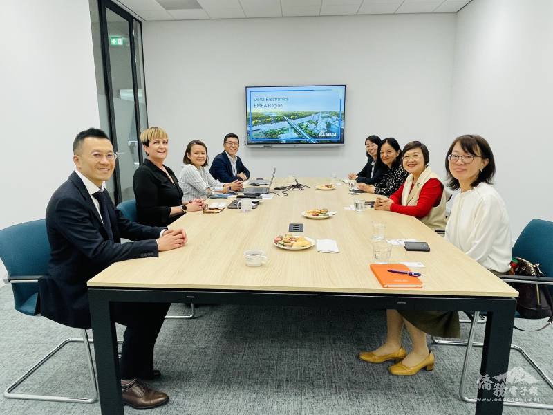台達資深協理Gavin Hsu在會議室為徐佳青等一行進行公司簡介説明。