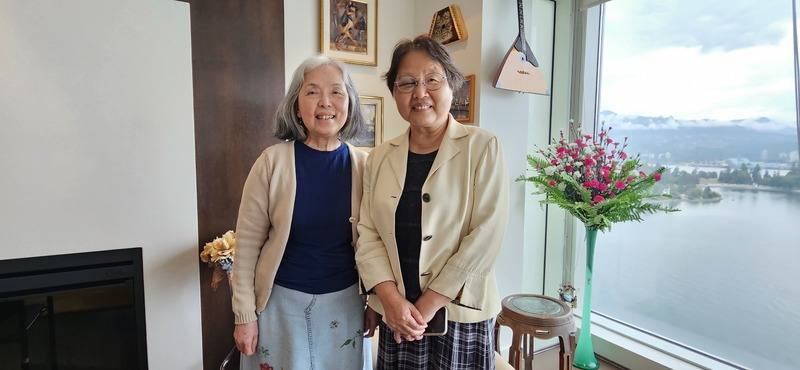 中央研究院台灣史研究所長鍾淑敏（右）與加拿大卑詩大學亞洲學系教授丘慧芬（左）相見歡，兩人共同分享歷史觀、解析台灣地位，凸顯台灣被世界需要的價值。