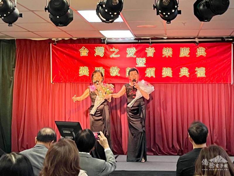 張淑華（左）及陳美雲代表世華橙縣分會登臺演唱