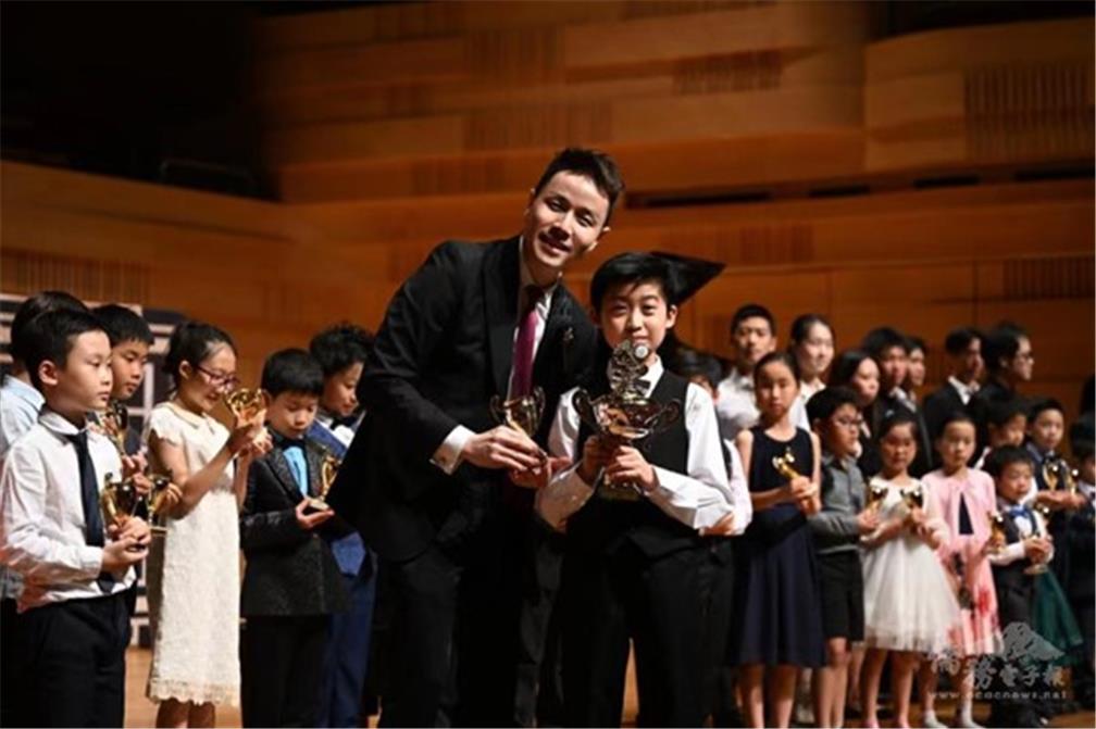 Peter Wang and awarded students.