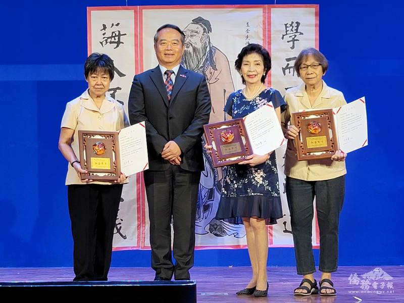 周民淦〈左2〉頒贈獎座及獎狀給執教50年的資深優良教師
