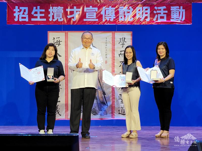 莊漢香〈左2〉頒贈獎狀及獎章予執教20年的資深優良教師